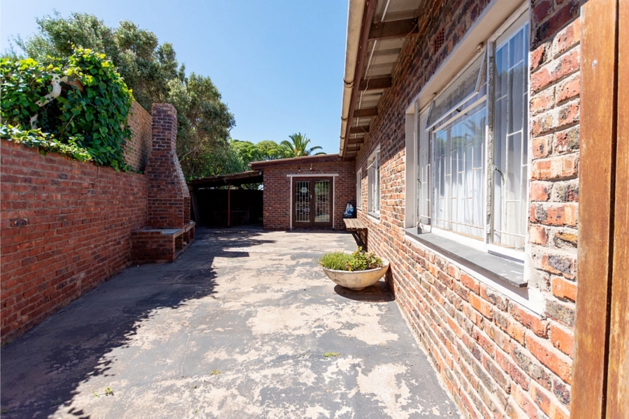 4 Bedroom Property for Sale in Middedorp Western Cape